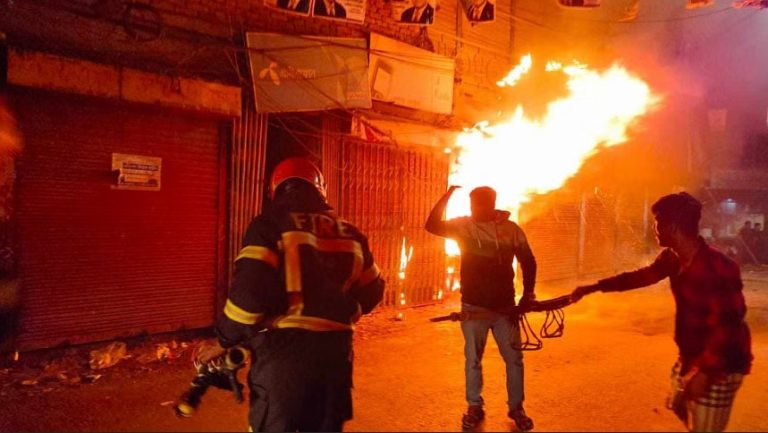 দেড় ঘণ্টার চেষ্টায় নিভল আগুন, বাকলিয়ায় ৫ দোকান পুড়ে ছাই