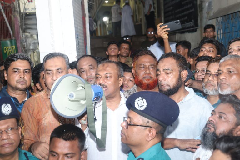 সিএমপি কমিশনারের আশ্বাসে চেরাগী পাহাড় মোড় এলাকার উদ্ভুত পরিস্থিতির শান্তিপূর্ণ সমাপ্তি