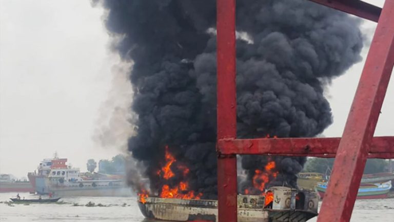 চট্টগ্রামে তেলবাহী জাহাজে অগুন, নিয়ন্ত্রণে ৮ ইউনিট