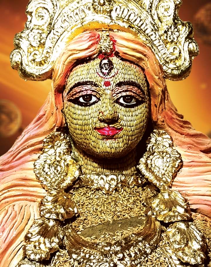 নাটোরে দূর্গাপূজার নতুন আকর্ষণ ধানে গড়া দূর্গা প্রতিমা