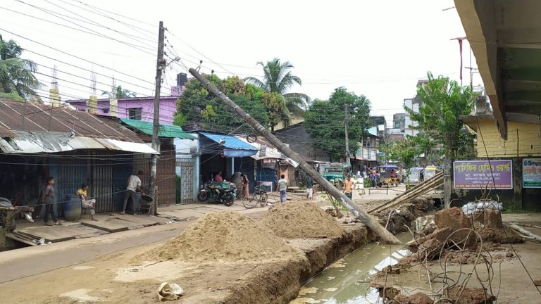 খাগড়াছড়িতে বৈদ্যুতিক খুঁটি না সরিয়ে ড্রেন নির্মাণ