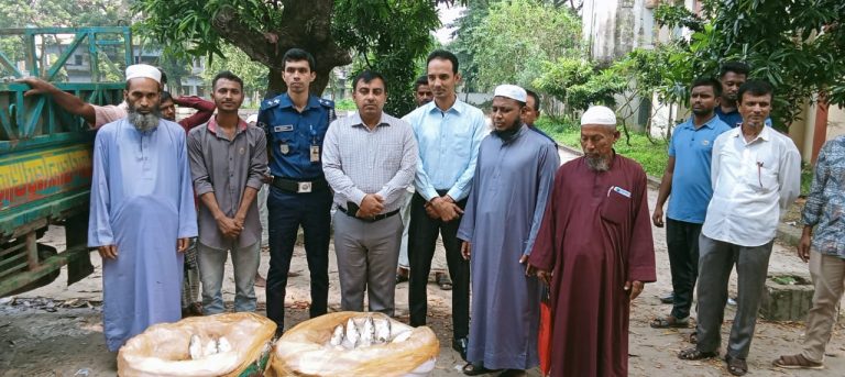 মিরসরাই উপজেলায় অভিযান চালিয়ে ৬০ কেজি ঝাটকা ও ২ জন জেলেকে আটক