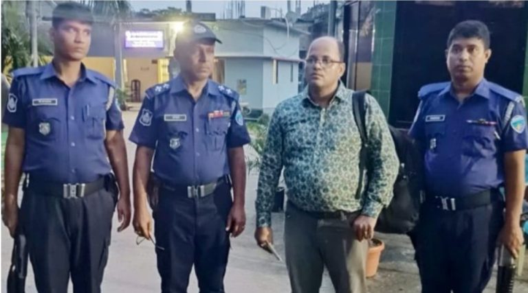 আখাউড়া সীমান্তে আনোয়ারার এস আলম গ্রুপের কর্মকর্তা আটক