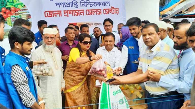সুলভ মূল্যে পণ্য বিক্রির ৬ ‘সেলস সেন্টার’ চট্টগ্রাম জেলা প্রশাসনের