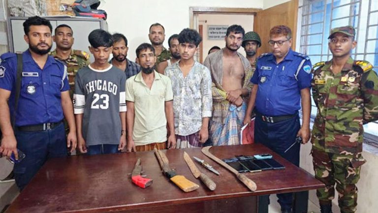 অবৈধ অস্ত্র নিয়ে টিকটক, যুবদলের আহবায়কসহ গ্রেপ্তার ৫