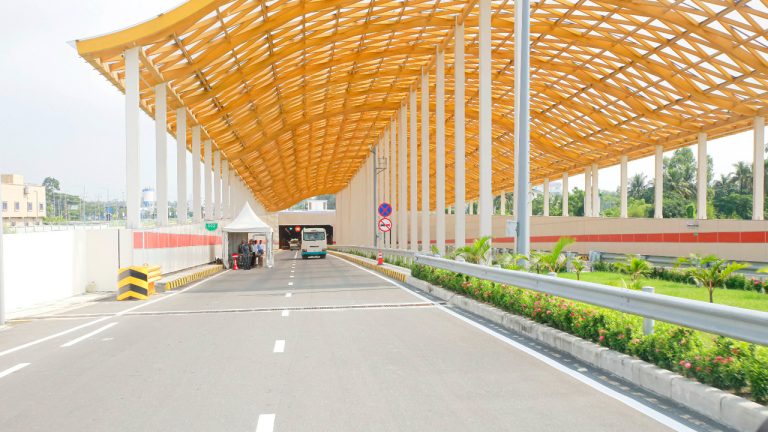 প্রতিদিনই গুনতে হচ্ছে লাখ লাখ টাকার লোকসান
