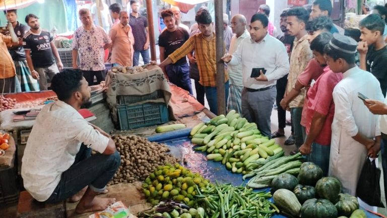 দ্রব্যমূল্য নিয়ন্ত্রণে জোরারগঞ্জ বাজারে অভিযান