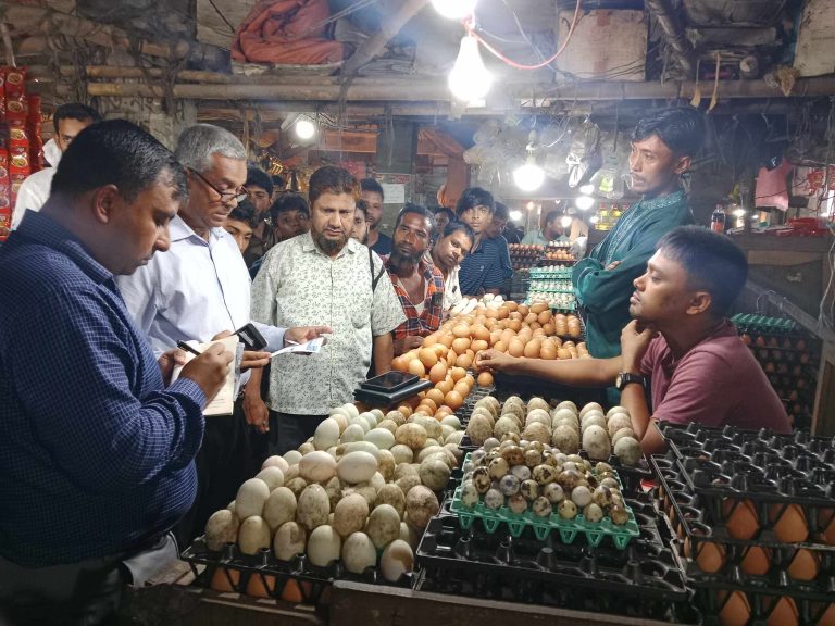 বারইয়ারহাট পৌর বাজারে ডিমের দাম নিযন্ত্রণে অভিযান