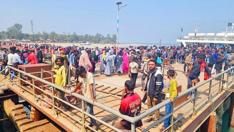 নৌযান চলাচল বন্ধে সেন্ট মার্টিনে আটকা ৩ শতাধিক মানুষ
