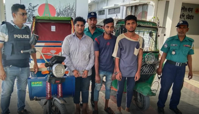 চট্টগ্রামে ড্রাইভারকে ছু‌রি মেরে অটো‌রিক্সা ছিনতাই, গ্রেফতার ৩