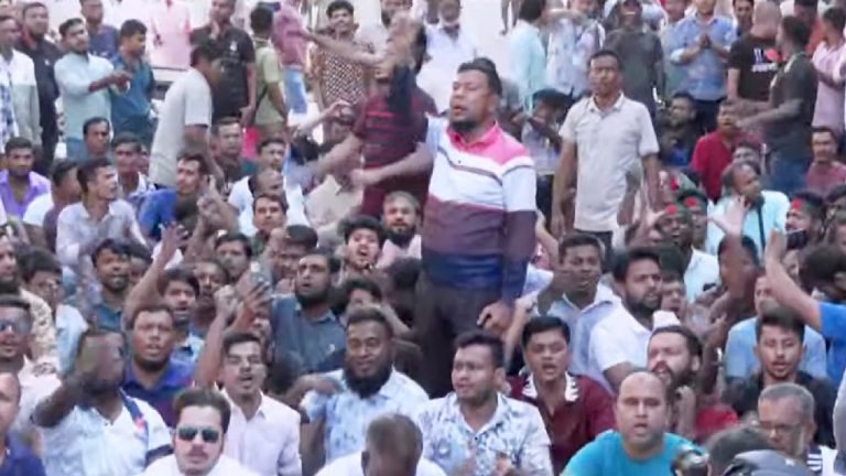 আ.লীগের কার্যালয়ের সামনে বিএনপি নেতাকর্মীদের স্লোগান