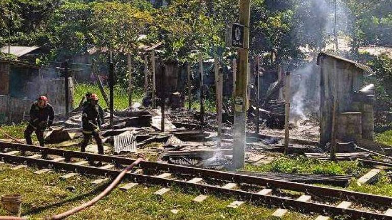 চবি রেলস্টেশনের দুই দোকানে আগুন