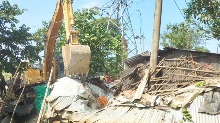 দোহাজারী রেলস্টেশনে অবৈধ স্থাপনা উচ্ছেদ