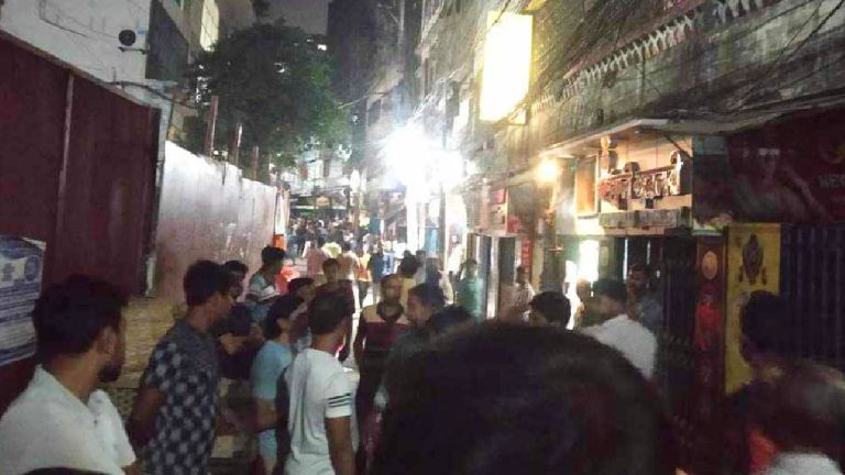হাজারি গলিতে বিক্ষোভ : ৭ পুলিশের ওপর ‘এসিড’ নিক্ষেপ