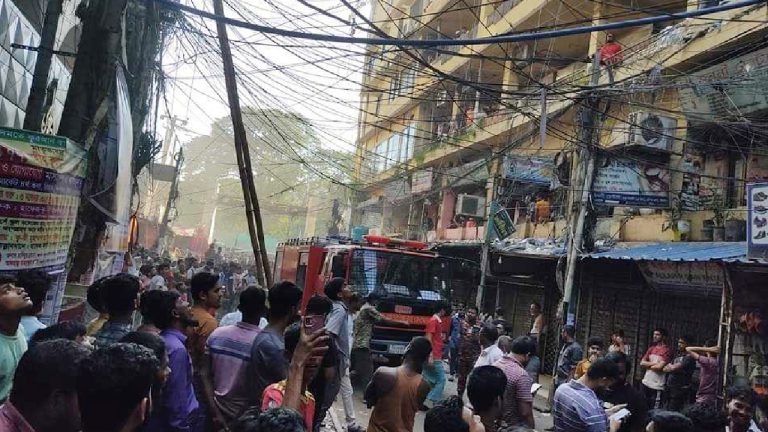 ১ ঘণ্টা জ্বলেছে চট্টগ্রামের নূপুর মার্কেটের আগুন