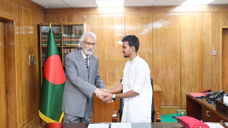 দরবার হলের পর তিন উপদেষ্টার দপ্তর থেকেও নামল শেখ মুজিবের ছবি