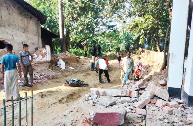 চকরিয়ায় জেলা পরিষদের জায়গা থেকে আ. লীগ কার্যালয় উচ্ছেদ