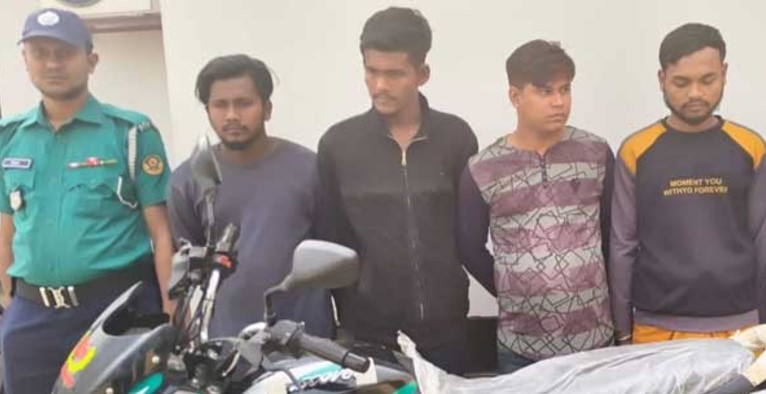 চেসিস নাম্বর পরিবর্তন করে চোরাই বাইক বিক্রির চেষ্টা, গ্রেপ্তার ৪