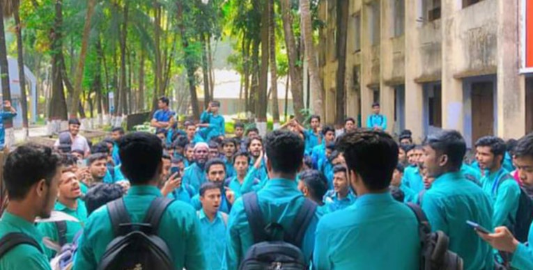 ছাত্রাবাস খুলে দেওয়ার দাবি চট্টগ্রাম পলিটেকনিক শিক্ষার্থীদের
