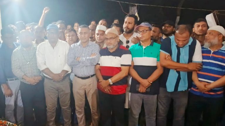 রাঙ্গুনিয়ায় জিয়াউর রহমানের সমাধিস্থলে কেন্দ্রীয় যুবদল নেতার শ্রদ্ধা