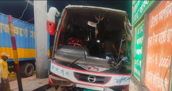 `চালকের চোখে ঘুম’, মইজ্জ্যারটেকে আইল্যান্ডে উঠে গেল বাস