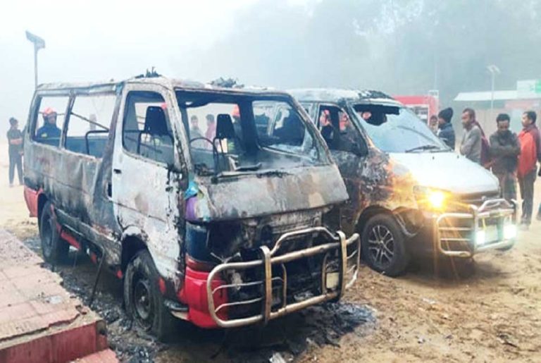 লামায় বাস টার্মিনালে আগুনে পুড়লো এম্বুলেন্সসহ দুটি গাড়ি
