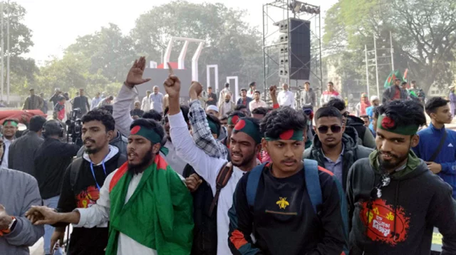 ভোর থেকেই শহীদ মিনারে জড়ো হচ্ছেন শিক্ষার্থীরা
