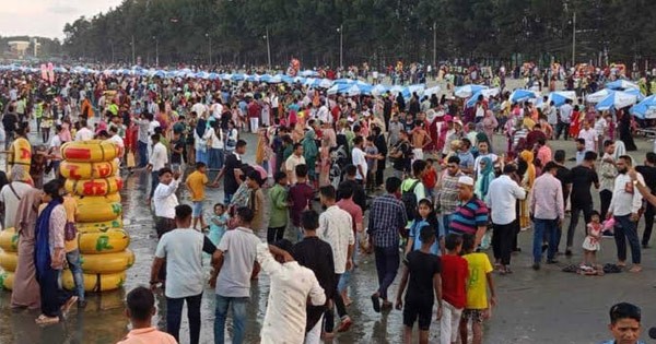 কক্সবাজারে উপচে পড়া ভিড়: পর্যটনকেন্দ্রে আনন্দ, হোটেলে দুর্ভোগ