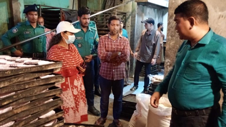 চট্টগ্রামে ভেজাল ফুড বিরোধী অভিযানে ৩ প্রতিষ্ঠানকে জরিমানা