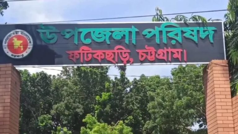 ফটিকছড়িতে বিএনপি নেতা বাহারের সামনেই লাঞ্চিত হলেন ভূমি কর্মকর্তা