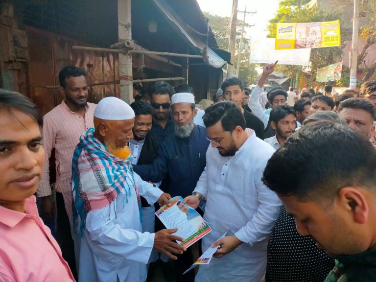 হাটহাজারীর গড়দুয়ারা ইউনিয়নে মীর হেলালের লিফলেট বিতরণ