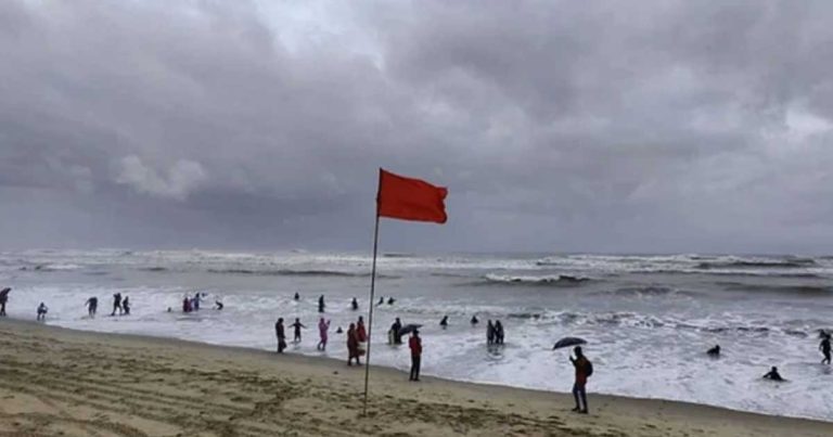 নিম্নচাপের কারণে বন্দরে সতর্ক সংকেত, উপকূলে ভারী বর্ষণের পূর্বাভাস