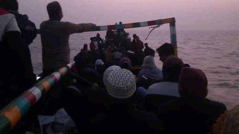 সন্দ্বীপ নৌ-রুটে ১৩০ যাত্রী নিয়ে সাগরে বিকল সার্ভিস বোট