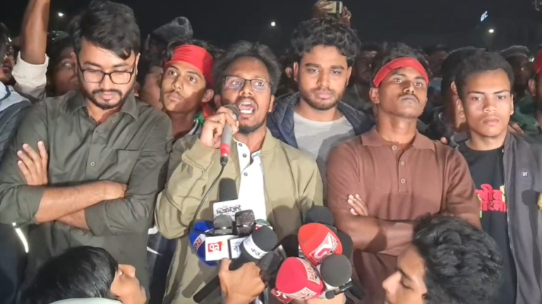 নারীর দিকে চোখ তুলে তাকালে আপার তৈরি আয়না ঘরে লটকানো হবে