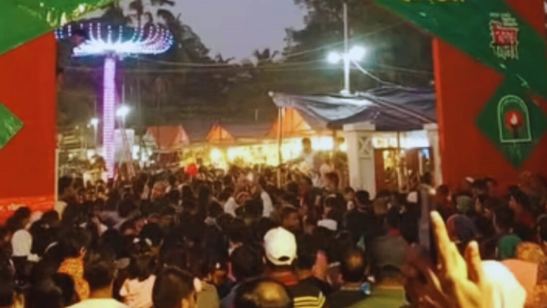 চট্টগ্রামের বিজয় মেলায় জনস্রোত