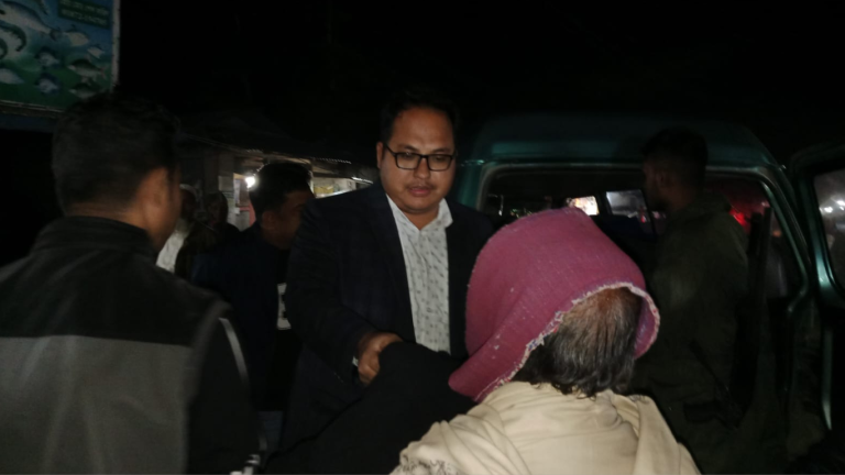 রাতের আঁধারে সন্দ্বীপের ইউএনও রিগ্যান চাকমার শীতবস্ত্র বিতরণ