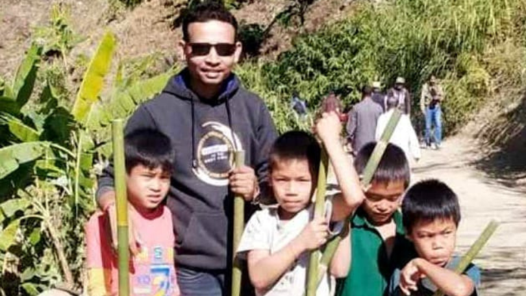 পাহাড়ি পর্যটকদের সঙ্গী মুলি বাঁশ বিক্রি করেন শিক্ষার্থীরা