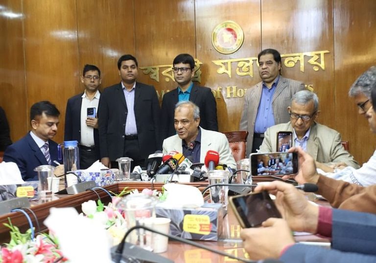 পাঁচ দিনের মধ্যে বিডিআর হত্যাকাণ্ড তদন্তে কমিটি গঠনের ঘোষণা: স্বরাষ্ট্র উপদেষ্টা