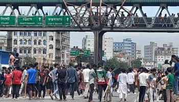 ফুটপাত-রাস্তা দখল বাণিজ্যে নতুন ব্রিজ জর্জরিত, দেখেও চুপ প্রশাসন