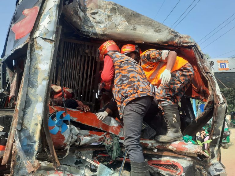 সীতাকুণ্ডে বাসের ধাক্কায় সড়ক দুর্ঘটনায় আহত ২৫