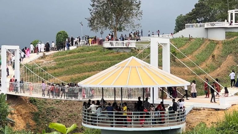প্রাকৃতিক সৌন্দর্যের দুয়ার উন্মুক্ত : বিজয় দিবসে খাগড়াছড়িতে পর্যটকদের ভিড়