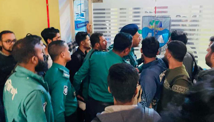 চট্টগ্রামে শিক্ষার্থী পিটিয়ে তোপের মুখে ‘সমন্বয়ক’