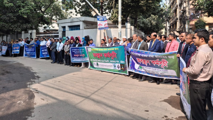ঋণের টাকা ফেরত পেতে এস আলমের বাড়ির সামনে ব্যাংক কর্মকর্তাদের অবস্থান