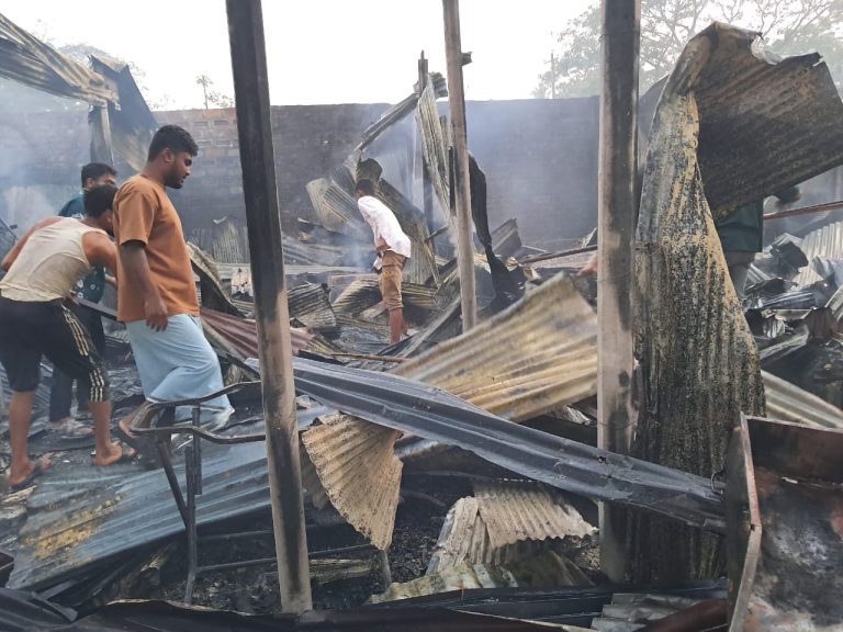 কর্ণফুলীতে ভয়াবহ অগ্নিকাণ্ড: ১৭টি বসতঘর পুড়ে ছাই