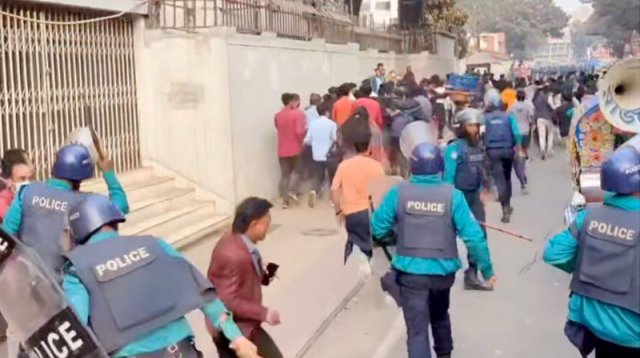 সচিবালয় গেটে পুলিশ-শিক্ষার্থী ধাওয়া পাল্টা ধাওয়া