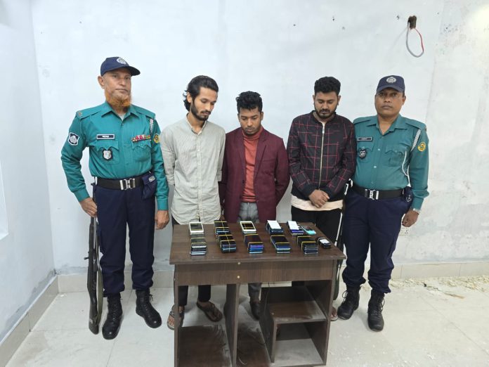 চট্টগ্রামে চোরাই মোবাইলসহ তিনজন গ্রেপ্তার, ৫২টি মোবাইল জব্দ