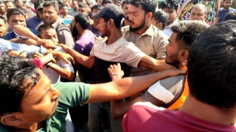 রাউজানে চাঁদা আদায়কারীদের সাথে সিএনজি চালকদের ধস্তাধস্তি