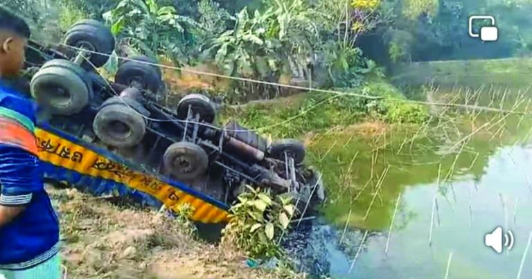 চকরিয়ায় কাভার্ড ভ্যান নিয়ন্ত্রণ হারিয়ে পুকুরে,  চালকের মৃত্যু