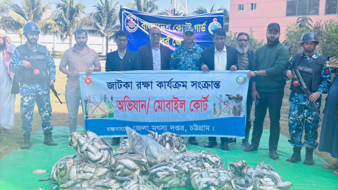 ফিশিং বোট থেকে ৪ হাজার কেজি জাটকা উদ্ধার, মাদরাসায় বিতরণ