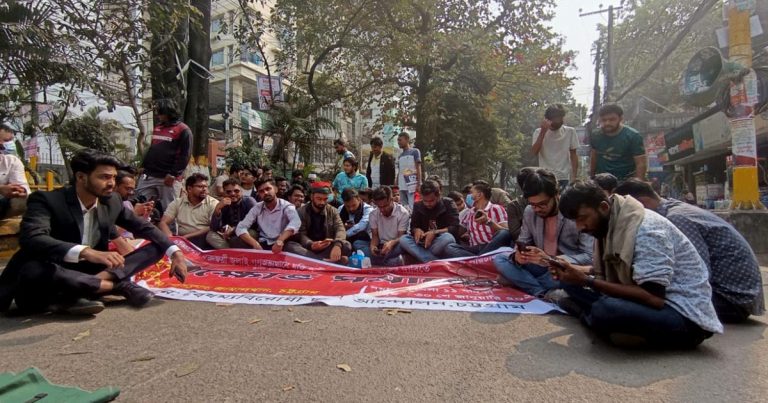 চট্টগ্রামে শেখ হাসিনার বিচার দাবিতে সড়ক অবরোধ, অনশনে বৈষম্যবিরোধীরা